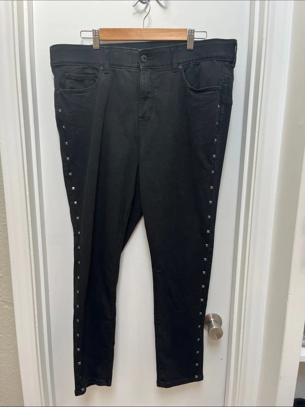 NWOT Torrid Nightfall Bombshell Skinny Jean with Studs, Size 18 Regular